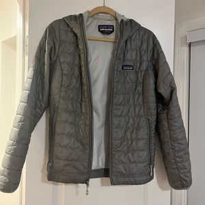 Women’s silver Patagonia insulated jacket with hood, size small